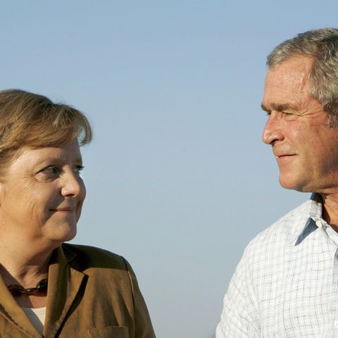 Der ehemalige US-Präsident George W. Bush (r) und Bundeskanzlerin Angela Merkel im Jahr 2007