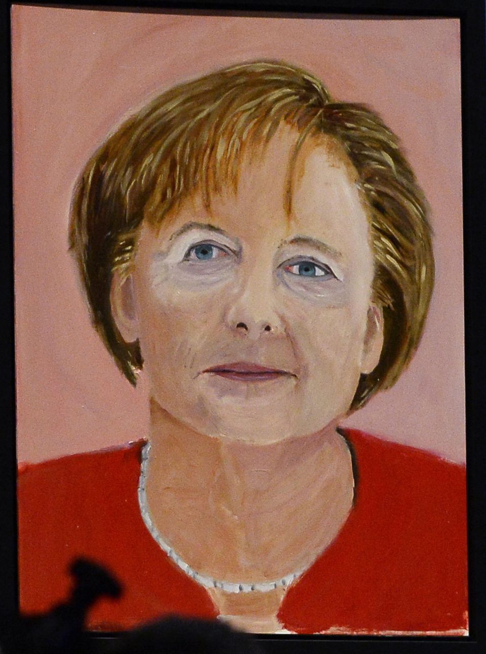 Ein Porträt von Angela Merkel, gemalt von George W. Bush