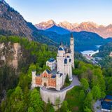 Das Abbild des Schlosses Neuschwanstein ist im Ausland der Inbegriff für das Reiseziel Deutschland. Die Architektur will bewusst an eine Ritterburg und das Königstum des Mittelalters erinnern.