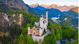 Das Abbild des Schlosses Neuschwanstein ist im Ausland der Inbegriff für das Reiseziel Deutschland. Die Architektur will bewusst an eine Ritterburg und das Königstum des Mittelalters erinnern.