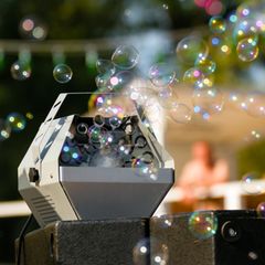 Eine Maschine, die Seifenblasen erzeugt