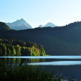 Am Fuße des Berges Säuling erstreckt sich der Alpsee, einer der saubersten Seen in Deutschland, in dem in den Sommermonaten gerne gebadet wird. Am Ostufer befindet sich das Alpseebad Hohenschwangau.