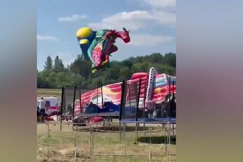 Kinder verletzt: Wind schleudert Hüpfburgen durch die Luft