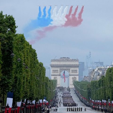 Jets der offiziellen Kunstflugstaffel der französischen Luftwaffe fliegen über die Champs-Elysees