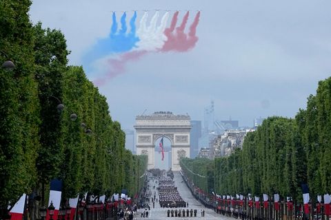 Jets der offiziellen Kunstflugstaffel der französischen Luftwaffe fliegen über die Champs-Elysees