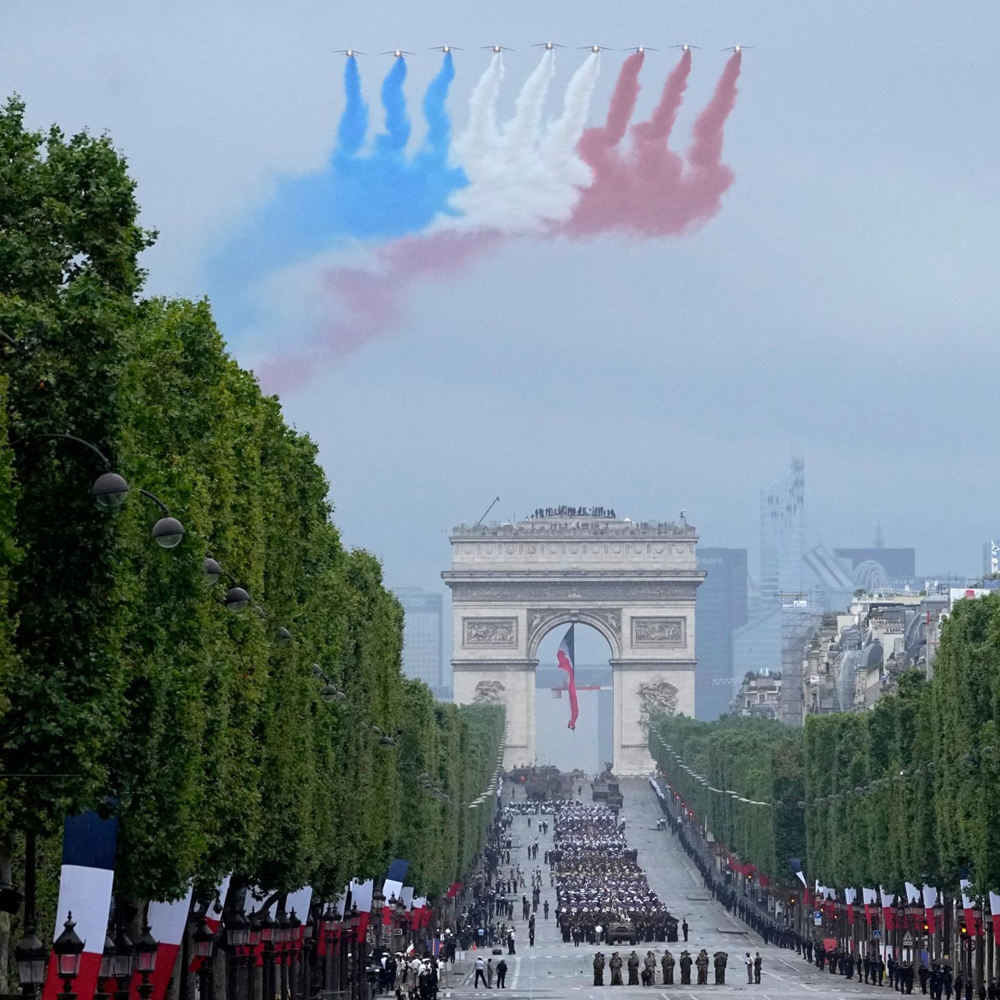 Nach Spiel Mit Macron Youtuber Uberfliegen Paris Mit Kunstflugstaffel Stern De
