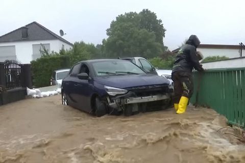 Dramatische Hochwasser-Lage: Anwohner in Hagen: "Man kriegt schon Panik, wenn man das Wasser nicht mehr stoppen kann!"