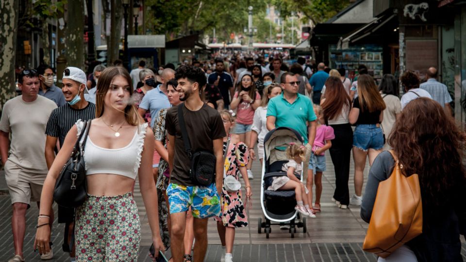 Menschen schlendern über die Rambla
