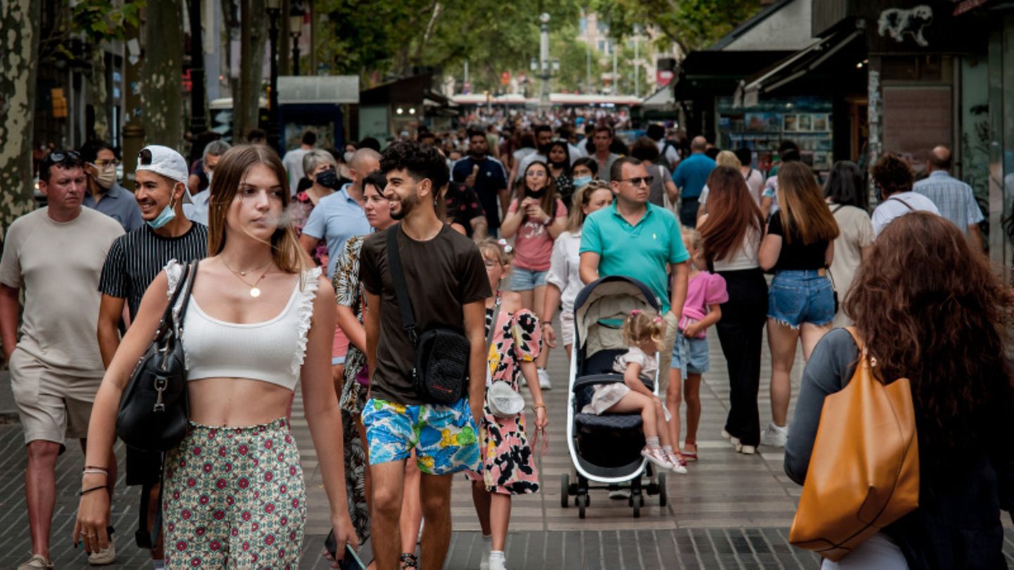 Menschen schlendern über die Rambla