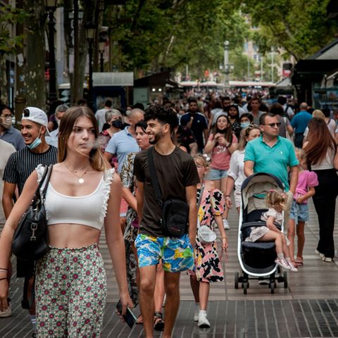 Menschen schlendern über die Rambla