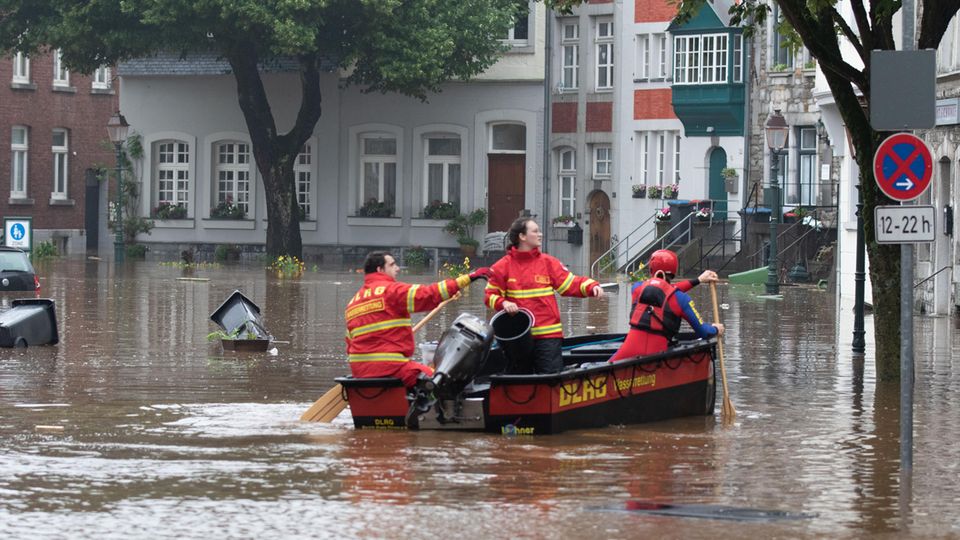 Unwetter: Regen, Regen, Regen – Szenen Der Sintflut Im Westen ...