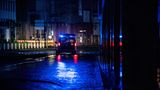 Ein Einsatzwagen der Polizei sichert eine überflutete Straße