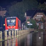 Ein Zug steht in der Nacht am Bahnhof in Kordel. Ein Teil des Ortes wurde von den Wassermassen der Kyll überflutet. 