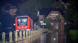 Ein Zug steht in der Nacht am Bahnhof in Kordel. Ein Teil des Ortes wurde von den Wassermassen der Kyll überflutet. 