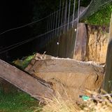In Beller (Kreis Ahrweiler) ist eine Stützmauer einer Brücke der Autobahn A61 aufgrund von Unterspülung eingestürzt