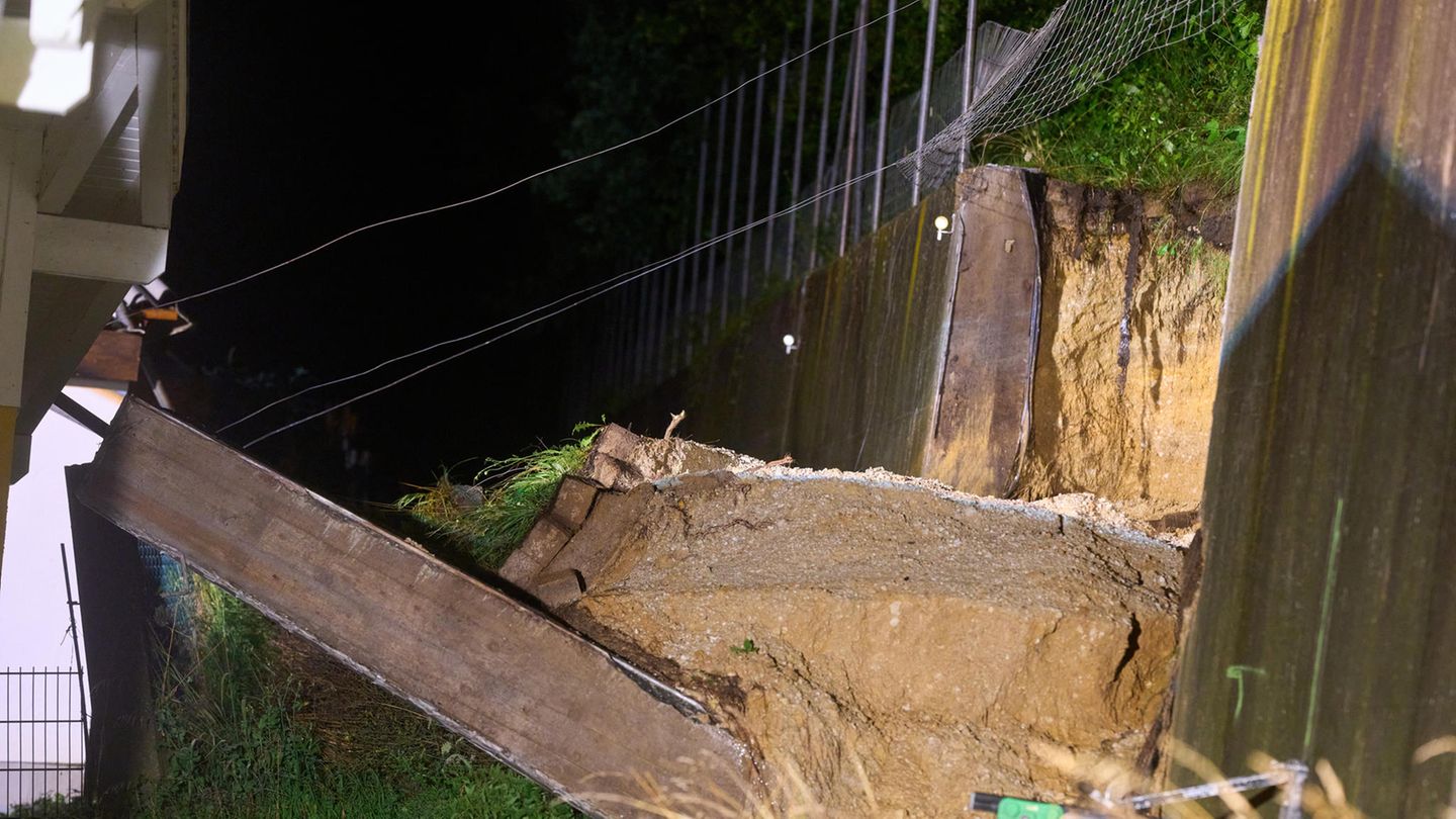 In Beller (Kreis Ahrweiler) ist eine Stützmauer einer Brücke der Autobahn A61 aufgrund von Unterspülung eingestürzt