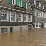 Eine Straße vor einem Restaurant in Solingen ist überflutet