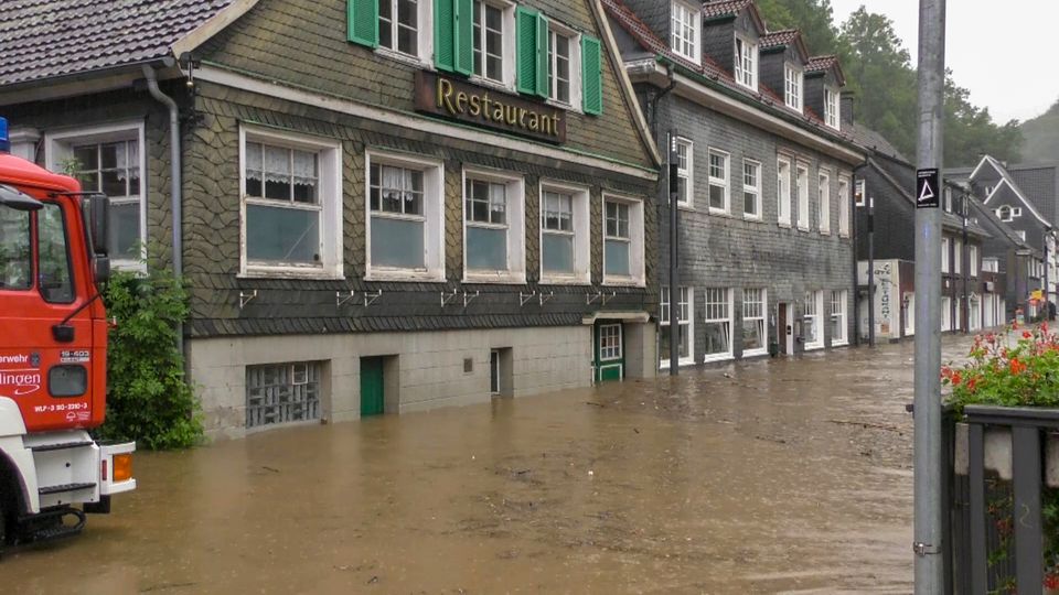Eine Straße vor einem Restaurant in Solingen ist überflutet