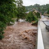 Die Kyll ist in Erdorf über die Ufer getreten und hat Teile des Dorfes geflutet