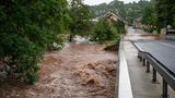 Die Kyll ist in Erdorf über die Ufer getreten und hat Teile des Dorfes geflutet