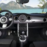 Das typische Mini-Cockpit damaliger Tage mit hohem Hartplastikanteil