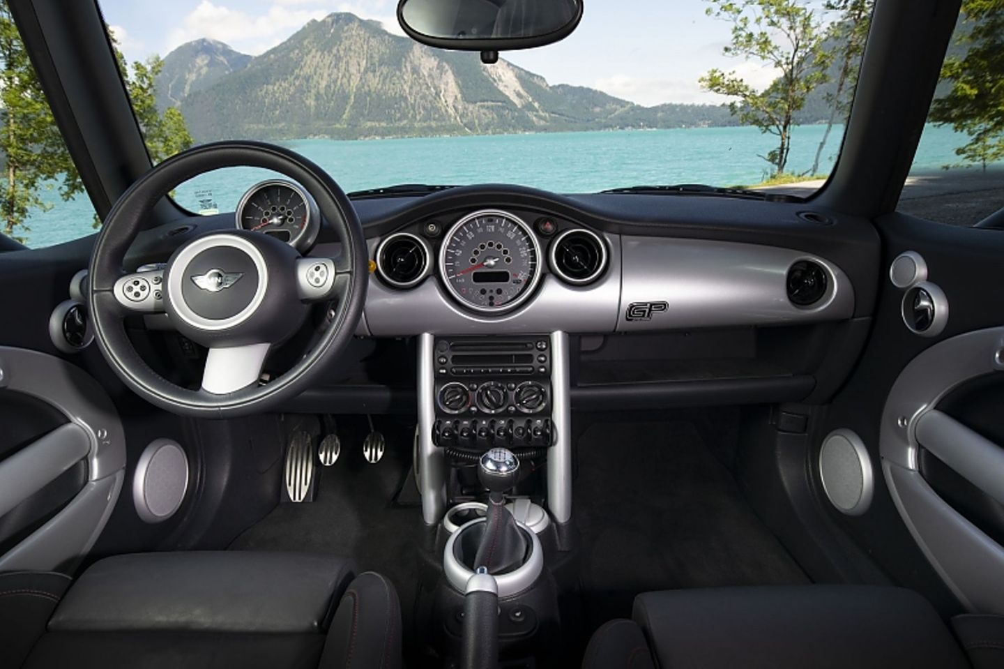 Das typische Mini-Cockpit damaliger Tage mit hohem Hartplastikanteil