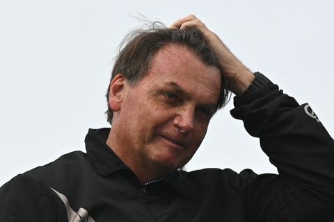 Brasiliens Präsident Jair Bolsonaro fasst sich an den kopf