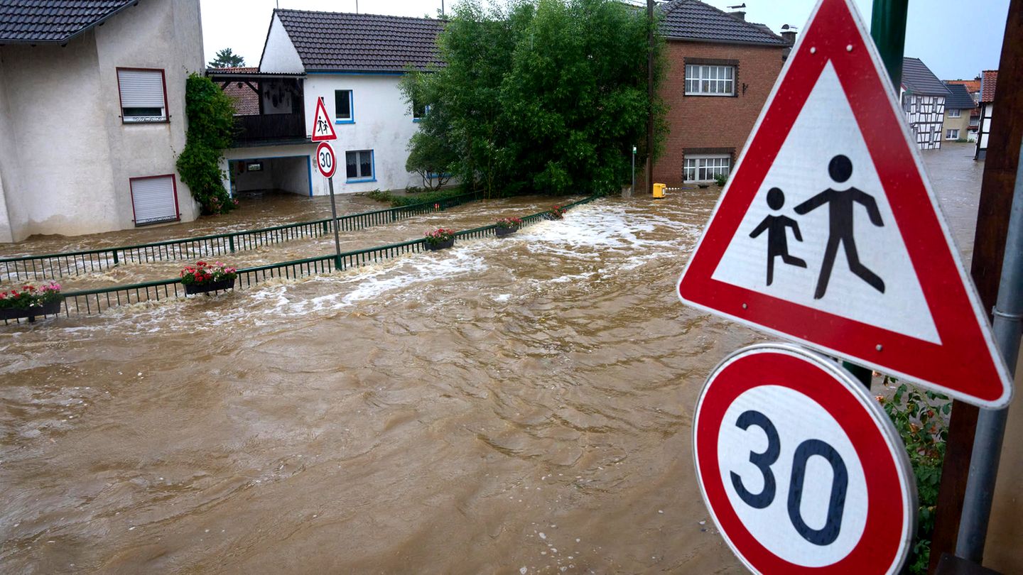 Überflutete Straße in Esch (Kreis Ahrweiler)