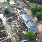 Eine Vielzahl weiterer Gebäude sei instabil, es bestehe Einsturzgefahr.