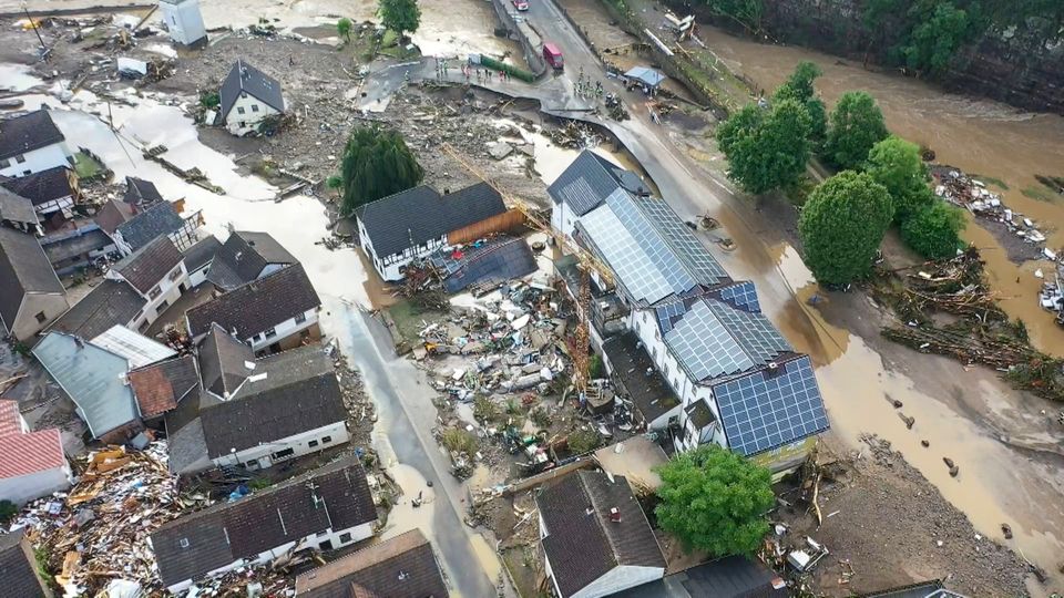 Schuld in der Eifel: Einwohner kehren zurück - und finden ...