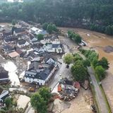 Mindestens vier Menschen kamen den Angaben zufolge bei der Unwetterkatastrophe im Landkreis Ahrweiler ums Leben. Ob die Todesfälle mit den Hauseinstürzen in Verbindung stehen, war zunächst unklar.