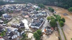 Mindestens vier Menschen kamen den Angaben zufolge bei der Unwetterkatastrophe im Landkreis Ahrweiler ums Leben. Ob die Todesfälle mit den Hauseinstürzen in Verbindung stehen, war zunächst unklar.