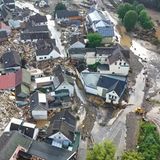 Die genaue Anzahl der Vermissten nach dem Einsturz der Häuser in Schuld ist laut Polizei ungewiss. Einige der zunächst etwa 70 Fälle hätten sich zwischenzeitlich wohl aufgeklärt, sagte ein Sprecher am Donnerstagvormittag.