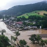 Schaulustige haben nach Angaben der Polizei den Rettungseinsatz in Schuld behindert. "Bitte haltet die Rettungswege frei!!!!!", schrieb das Polizeipräsidium Koblenz auf Twitter. Die Beamten riefen auch dazu auf, Straßensperren zu beachten und in Sicherheit zu bleiben. In überfluteten Gebieten seien die Gefahren unkalkulierbar.