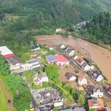 Aus der Ahr, die sich sonst friedlich um den Ort herum windet, ist ein reißender Strom geworden