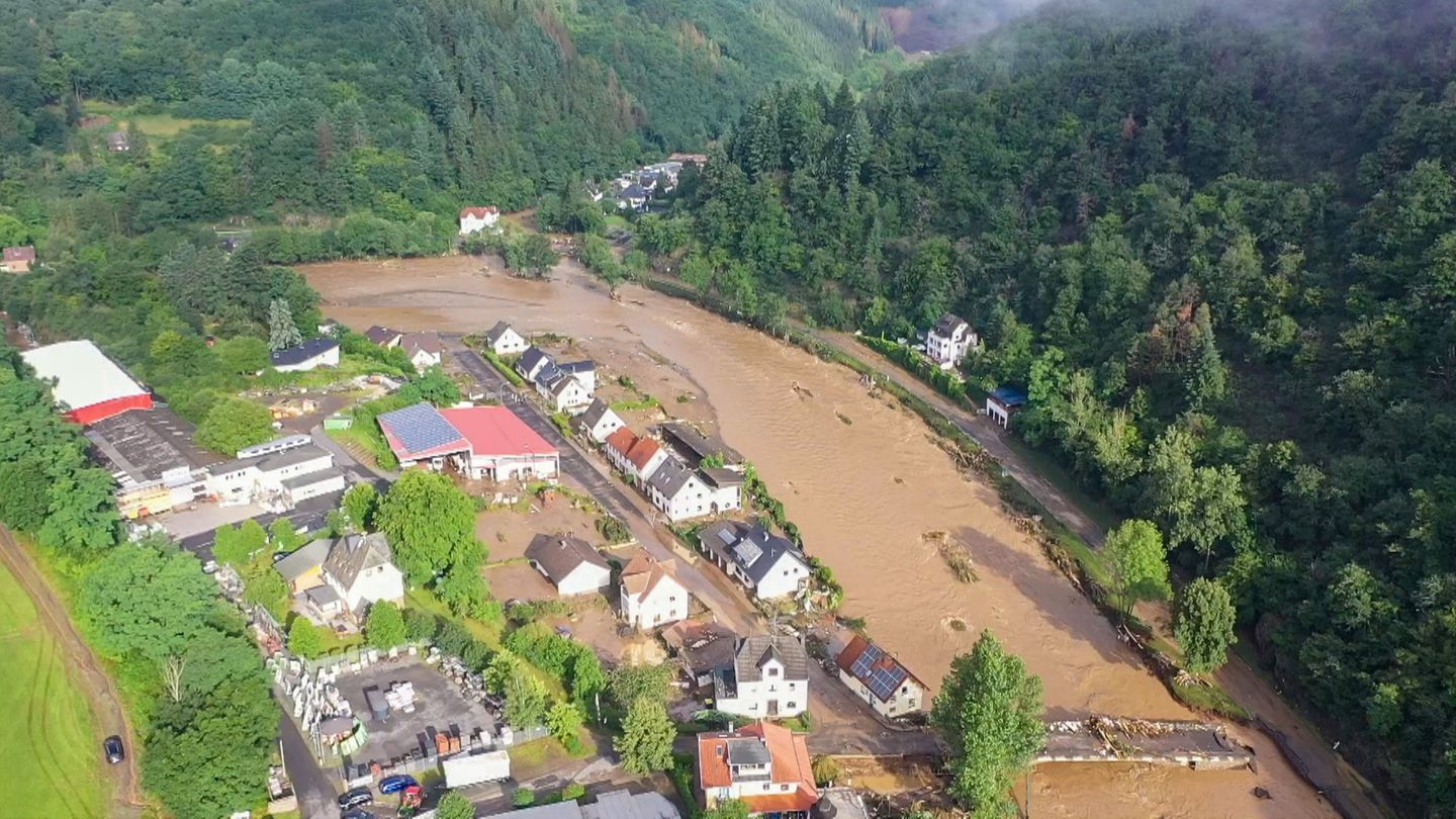 Aus der Ahr, die sich sonst friedlich um den Ort herum windet, ist ein reißender Strom geworden