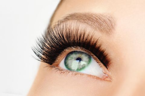 Ein Auge mit künstlichen Wimpern