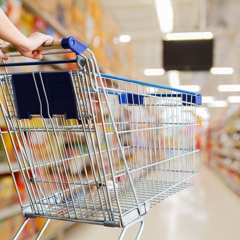 Supermarkt und Einkaufswagen