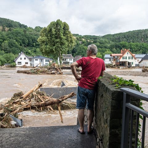 Mann blickt auf Hochwasser