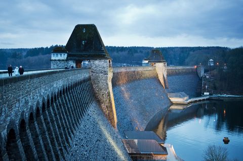 Nordrhein-Westfalen, Möhnesee: Scheinwerfer illuminieren die Möhnetalsperre
