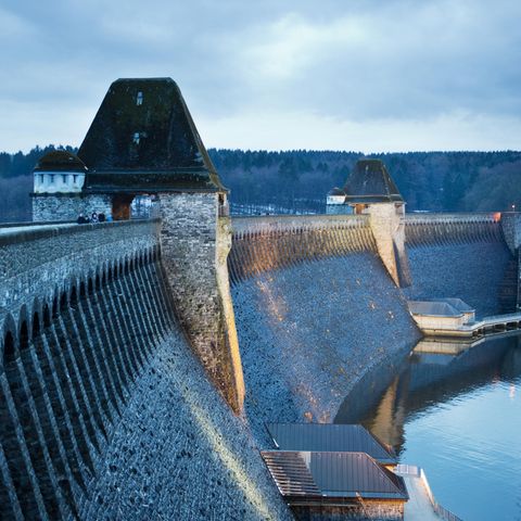 Nordrhein-Westfalen, Möhnesee: Scheinwerfer illuminieren die Möhnetalsperre