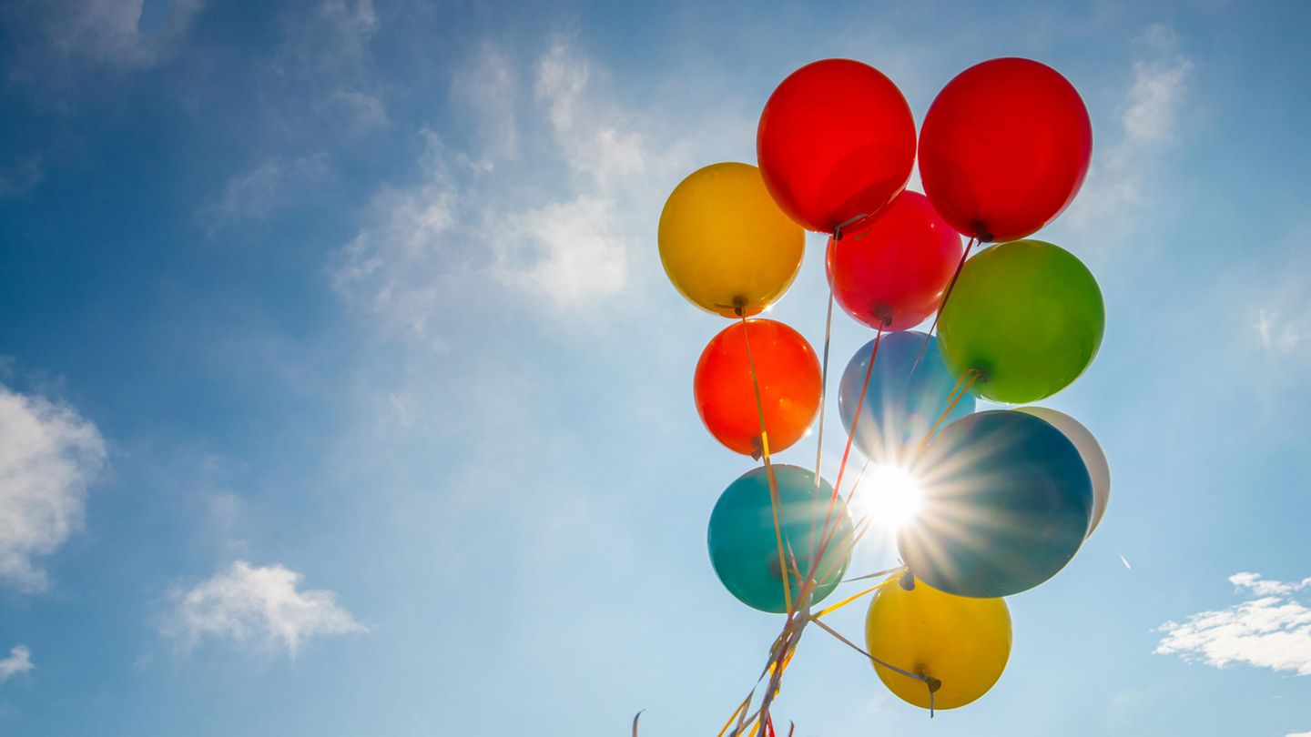 Bunte Luftballons vor blauem Himmel