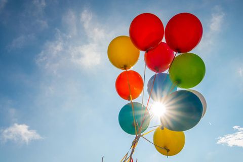 Bunte Luftballons vor blauem Himmel
