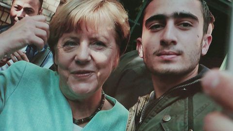 Flüchtling machte Selfie mit Merkel – so geht es ihm heute