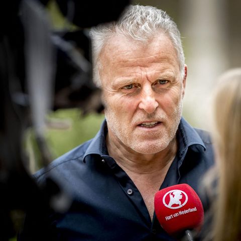 Peter R. de Vries spricht in ein Mikrofon