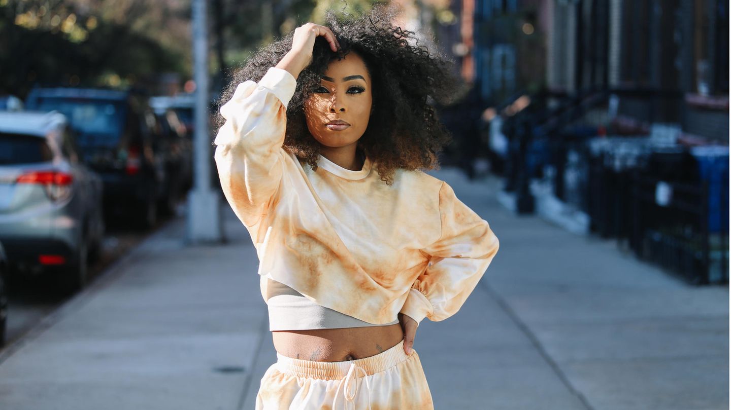 Eine Frau liegt auf einem Skatboard