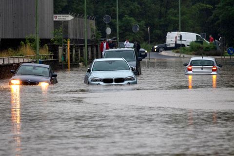Mehrere Autos stehen im hohen Wasser