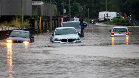Mehrere Autos stehen im hohen Wasser