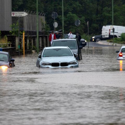 Mehrere Autos stehen im hohen Wasser
