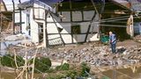 Die ersten Bewohner kehren nach Schuld zurück und schauen, was das Hochwasser ihnen gelassen hat. Ein Mann steht neben einem zerstörten Fachwerkhaus im Schutt. Schwer zu sagen, ob das Haus noch zu retten ist